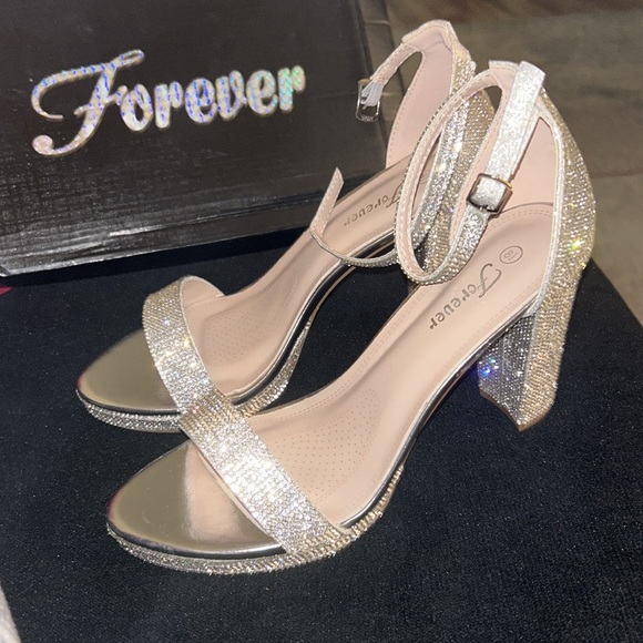 Hey I’m selling my heels! they are a size 81\2 never worn!! Recently purchased! - Picture 2 of 3